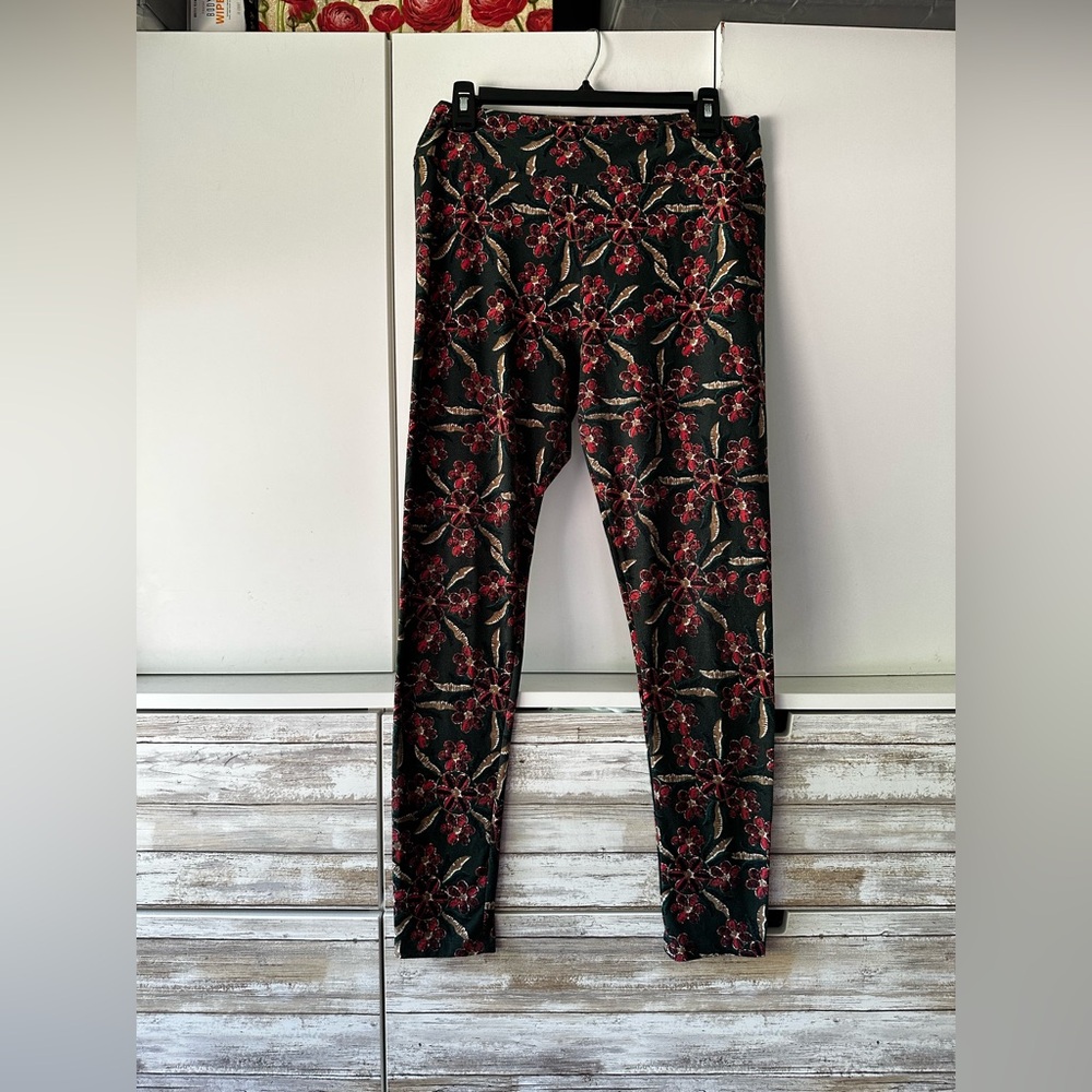 🌺🌿 LuLaRoe Tall & Curvy Floral Leggings Black Red Green Stretch